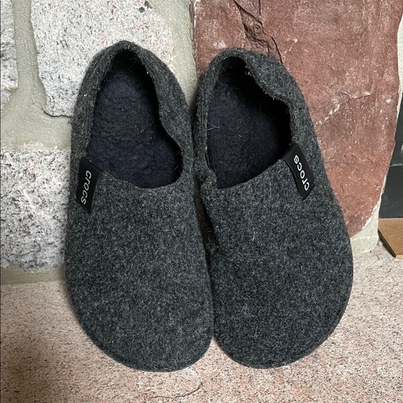 CROCS Charcoal Wool Slippers Women/Men - Picture 1 of 8